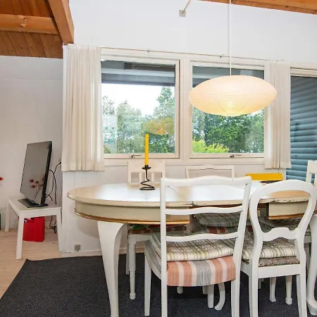 6 Person Holiday In Glesborg